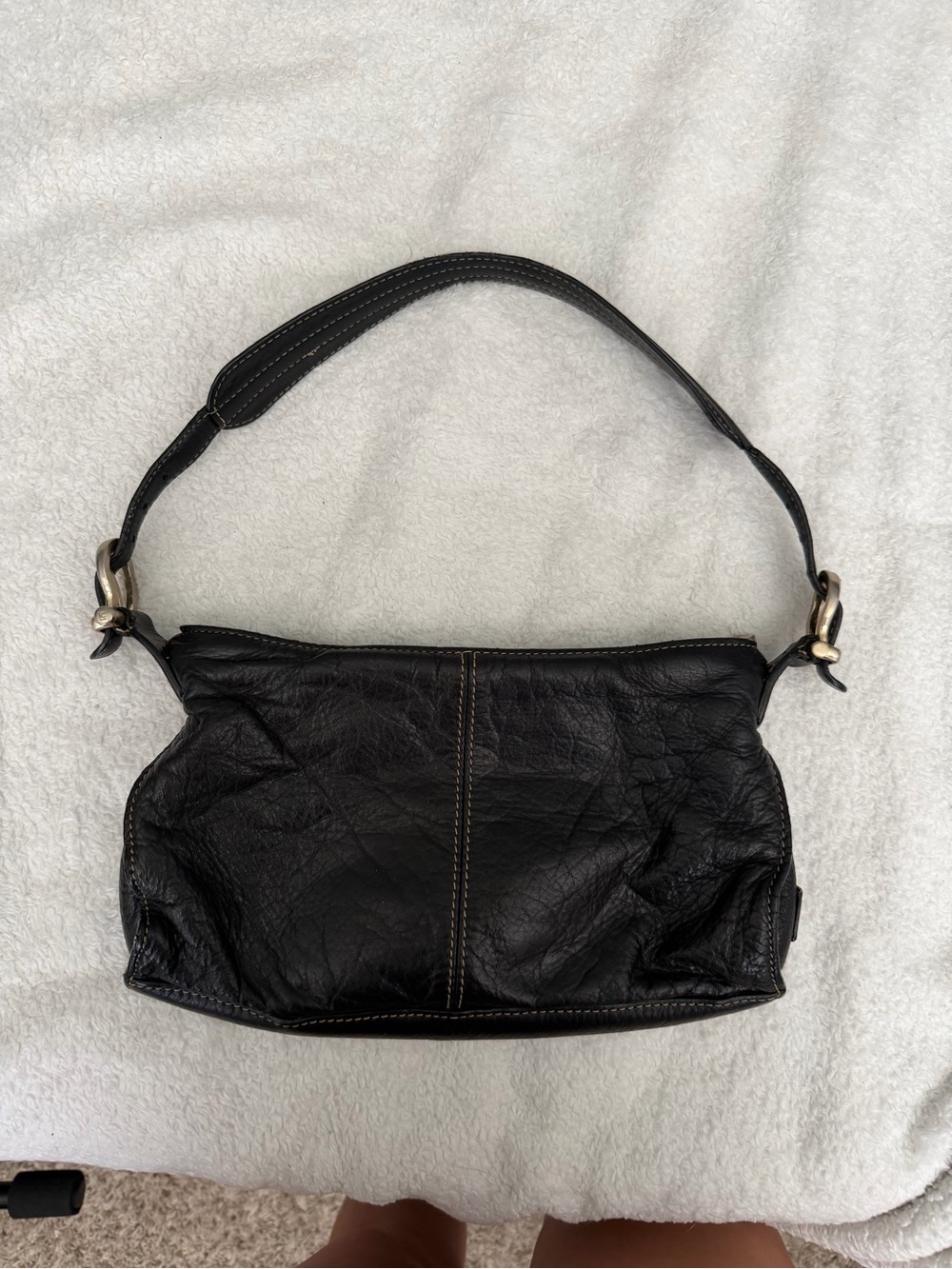 Liz Claiborne Black Leather Shoulder Bag with Contrast Stitching